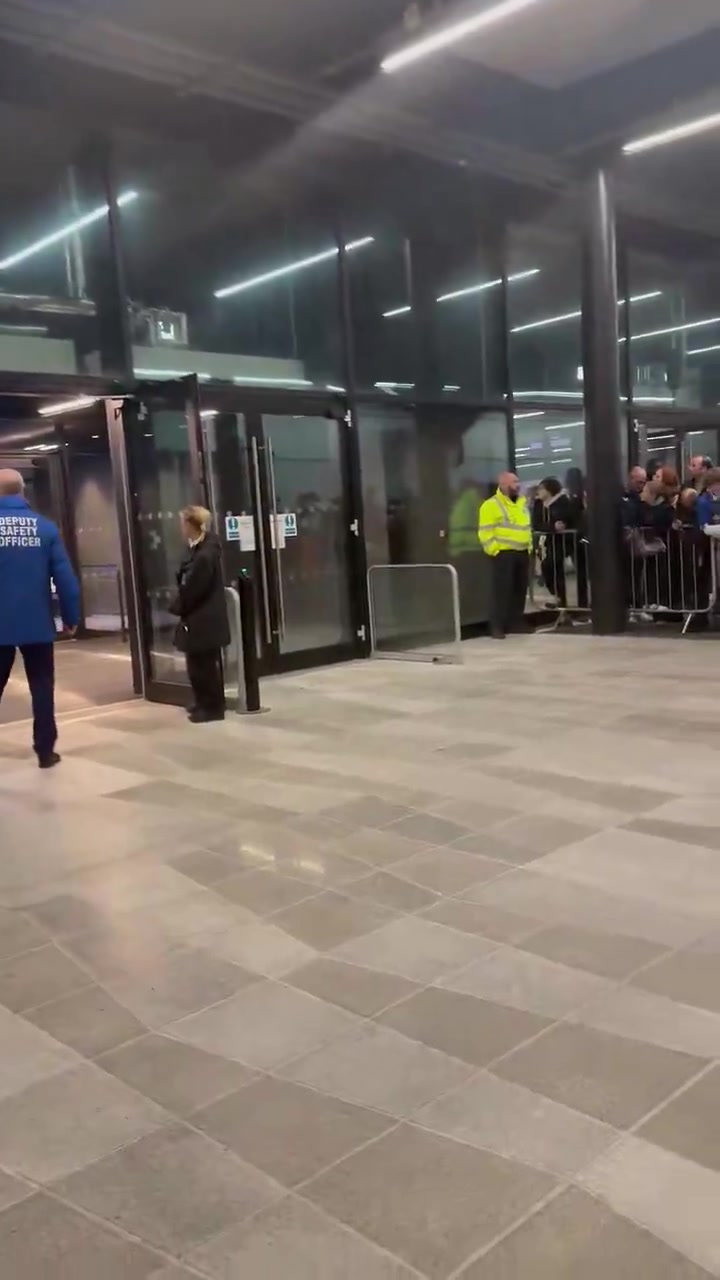判罚引争议主裁奥利弗离开埃弗顿球场时遭到曼城球迷嘘声